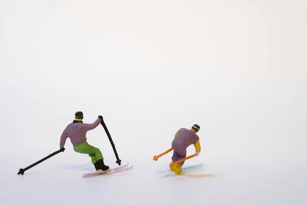 Dois Esquiadores Brinquedos Isolados Fundo Branco — Fotografia de Stock