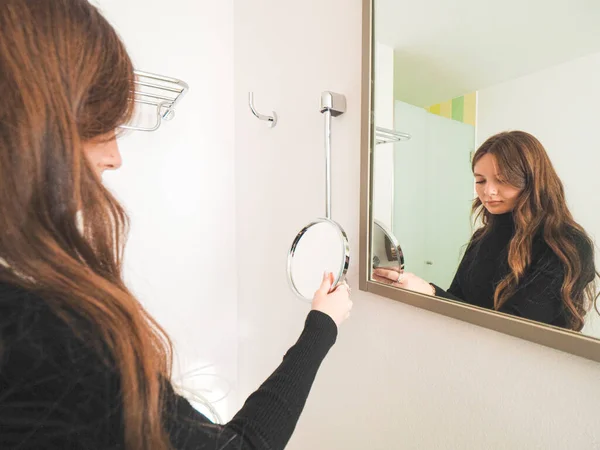 Jeune Femme Avec Miroir Dans Salle Bain — Photo