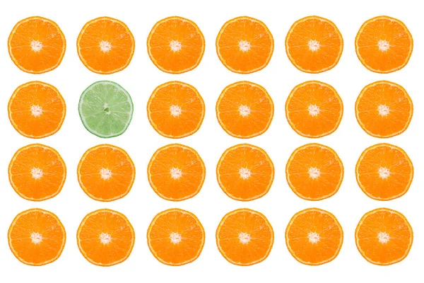 在白色背景上分离的橙片 — 图库照片