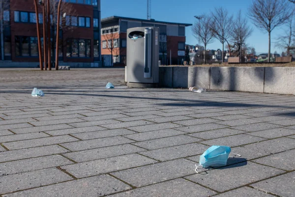 Zbliżenie Ujęcie Brudnej Ulicznej Lampy Miejskim Chodniku — Zdjęcie stockowe