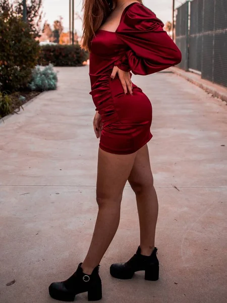 Красива Молода Жінка Червоній Сукні Позує Місті — стокове фото