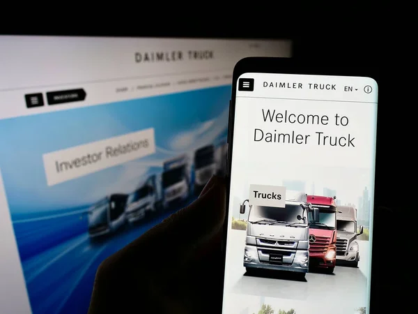Logotipo Del Camión Daimler Pantalla Del Teléfono Inteligente Monitor Del — Foto de Stock