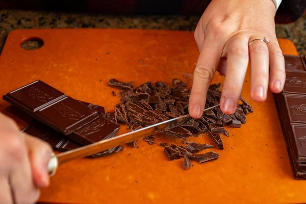 Закрыть Руку Держащую Кусок Шоколадного Торта — стоковое фото