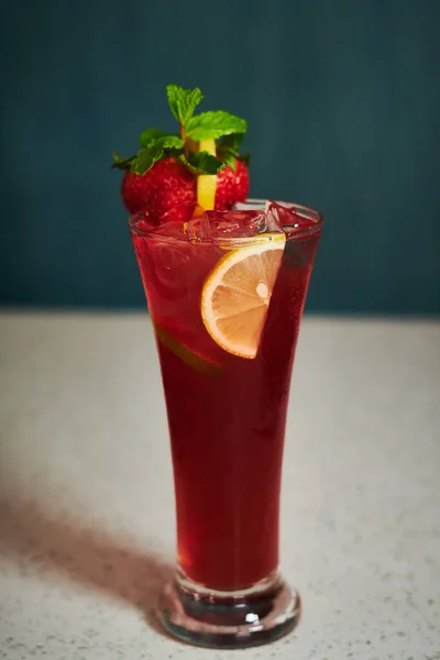 Cocktail Fundo Escuro Vermelho — Fotografia de Stock