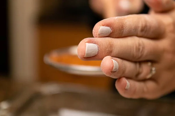 Nahaufnahme Einer Hand Einer Frau Die Eine Tonschale Hält — Stockfoto