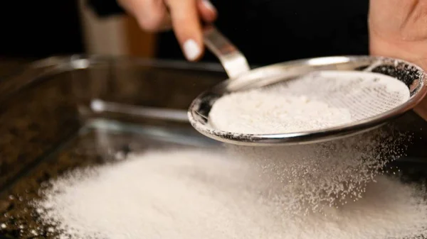 Mujer Cocinar Harina Cocina — Foto de Stock