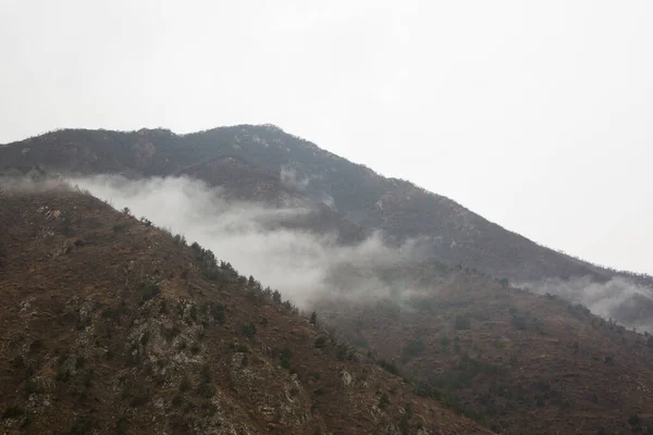Θέα Στο Βουνό Έχει Μια Όμορφη Πρωινή Ομίχλη — Φωτογραφία Αρχείου
