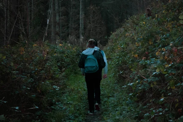 Junge Frau Schwarzer Jacke Und Rucksack Spaziert Durch Den Wald — Stockfoto