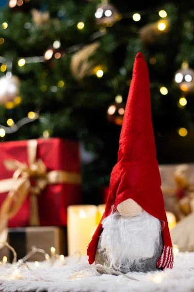 Árvore Natal Com Presentes Chapéu Papai Noel Fundo Lareira — Fotografia de Stock