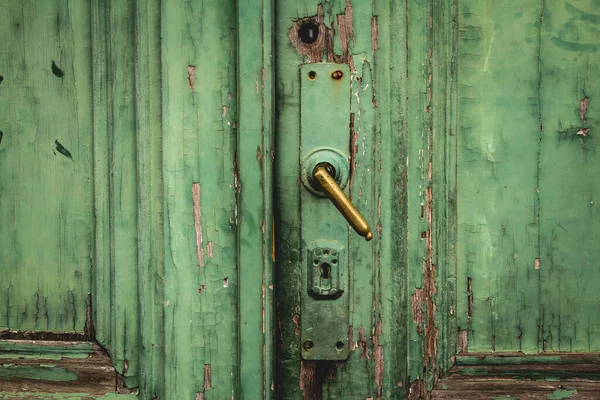 有锁的生锈的旧金属门 — 图库照片