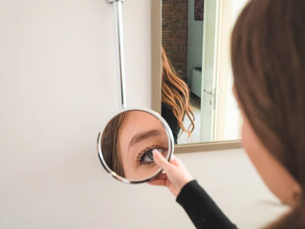 Jeune Femme Avec Miroir Dans Salle Bain — Photo