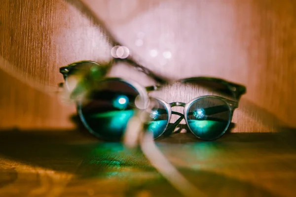 Glas Med Solglasögon Bordet — Stockfoto