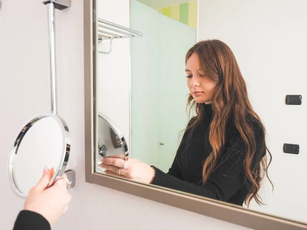 Jeune Femme Lave Les Cheveux Dans Salle Bain — Photo