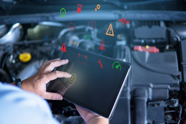 Automatyczny Mechanik Cyfrowym Tabletem Pracy Diagnoza Naprawy Silnika Samochodu Warsztacie — Zdjęcie stockowe