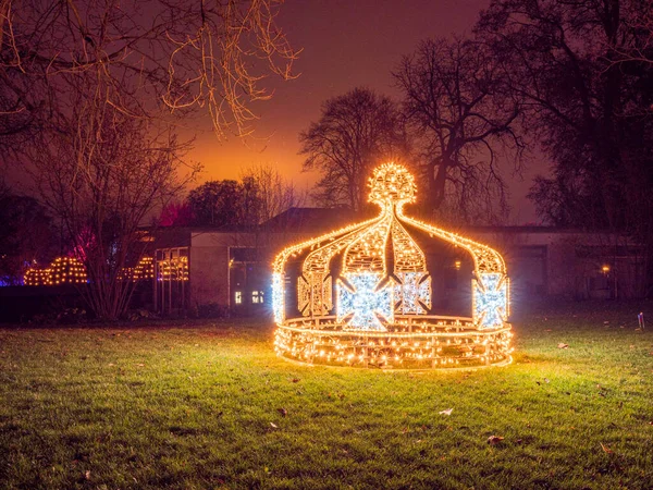 Weihnachtsbaum Mit Lichtern Und Schnee — Stockfoto