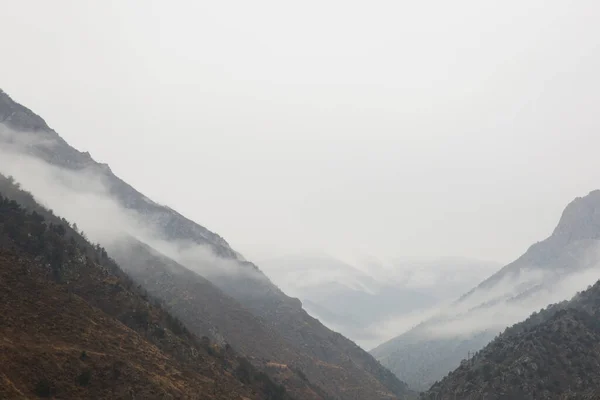 Blick Auf Die Berge Hat Einen Schönen Morgennebel — Stockfoto