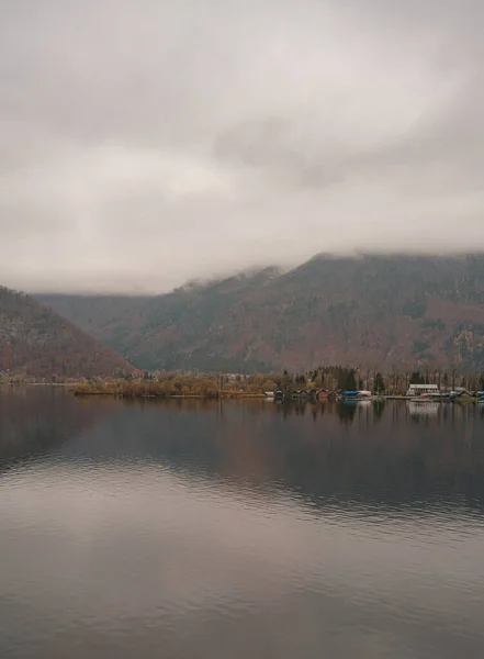 Красивий Краєвид Озером Горами — стокове фото