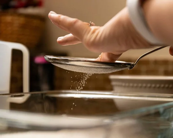 Mano Mujer Sosteniendo Plato Con Una Cuchara — Foto de Stock