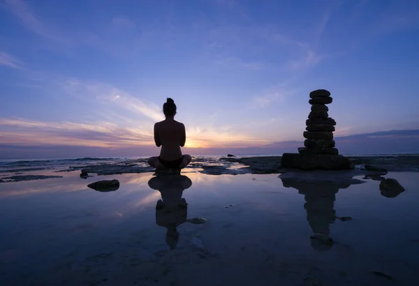 Silhouet Van Een Man Die Bij Zonsondergang Het Strand Zit — Stockfoto