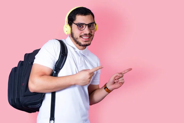 Joven Estudiante Con Mochila Puntos Con Los Dedos Sonrisas Sobre —  Fotos de Stock