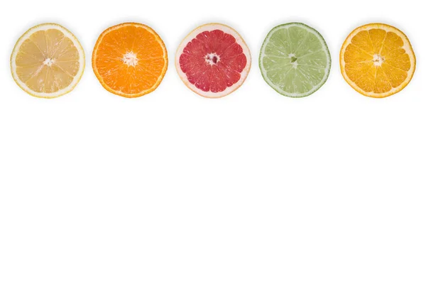 白を基調にしたカラフルなスライスの柑橘類の美しいイラスト — ストック写真