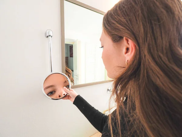 Jeune Femme Avec Miroir Dans Salle Bain — Photo