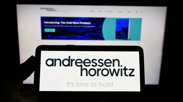 Akıllı Telefon Ekranında Bilgisayar Monitöründe Andreessen Horowitz Logosu — Stok fotoğraf