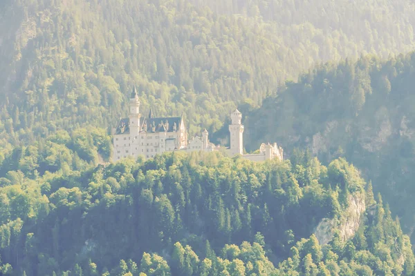 俯瞰城堡中的城市最美丽的风景 — 图库照片
