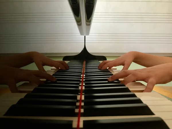Руки Женщины Играющей Фортепиано — стоковое фото