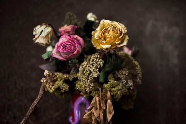 Schöner Strauß Rosen Auf Dunklem Hintergrund — Stockfoto