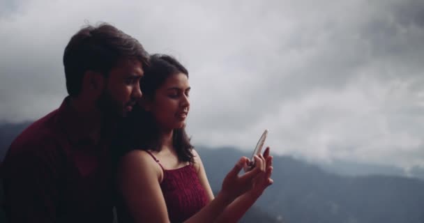 Νεαρό Ζευγάρι Ερωτευμένο Που Περνούν Χρόνο Μαζί Χρησιμοποιούν Smartphone — Αρχείο Βίντεο