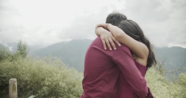 Genç Aşıklar Birlikte Vakit Geçiriyorlar Dışarıda Kucaklaşıyorlar — Stok video