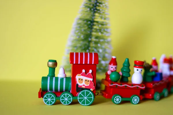 Carro Brinquedo Natal Com Presentes Fundo Madeira — Fotografia de Stock