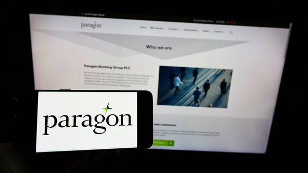 Paragon Logo Auf Smartphone Bildschirm Und Computermonitor — Stockfoto