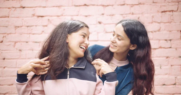 Two Beautiful Women Friends Having Fun Together — Stockfoto