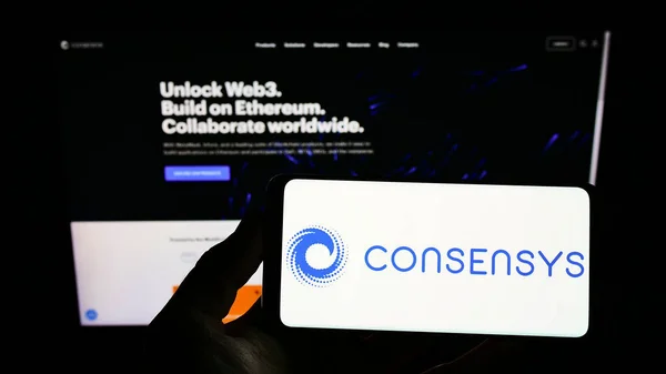 Consensys Logo Auf Smartphone Bildschirm Und Computermonitor — Stockfoto