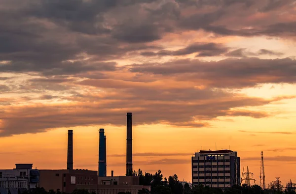 Industrilandskap Med Stor Byggnad Och Molnig Himmel — Stockfoto