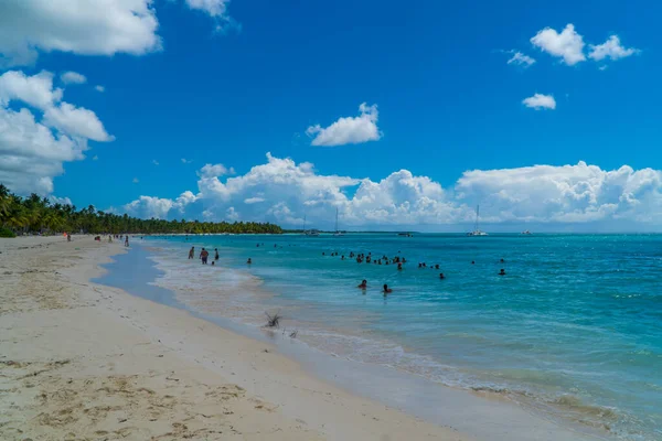 Bela Praia Tropical Com Céu Azul — Fotografia de Stock