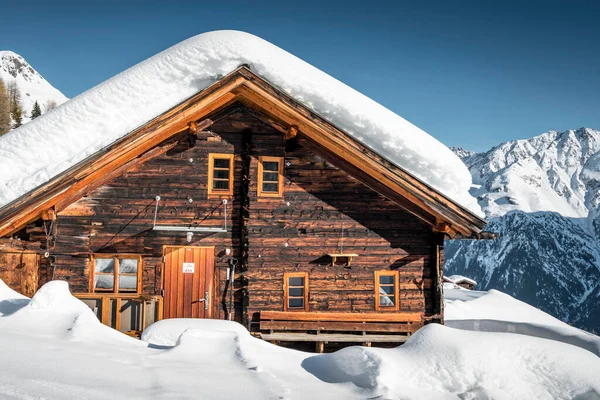 Красивий Зимовий Пейзаж Засніженими Горами — стокове фото