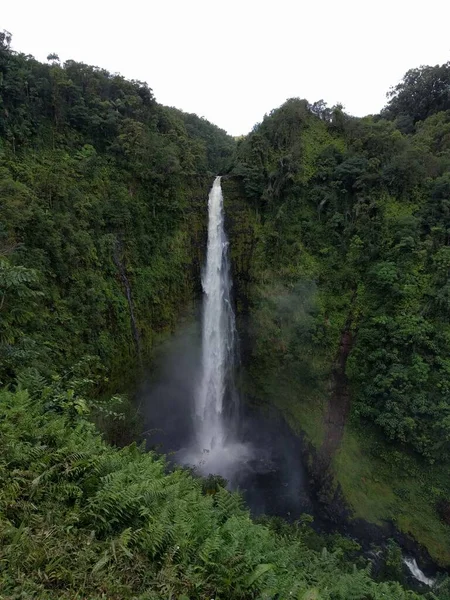 Schöner Wasserfall Den Bergen — Stockfoto