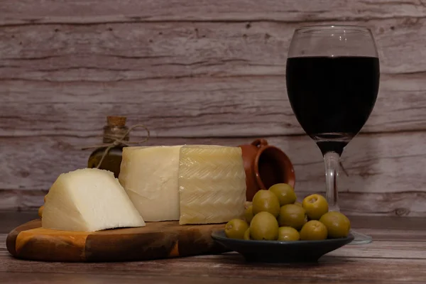 Cured Cheese Cut Glass Red Wine Stuffed Olives Extra Virgin — Fotografia de Stock