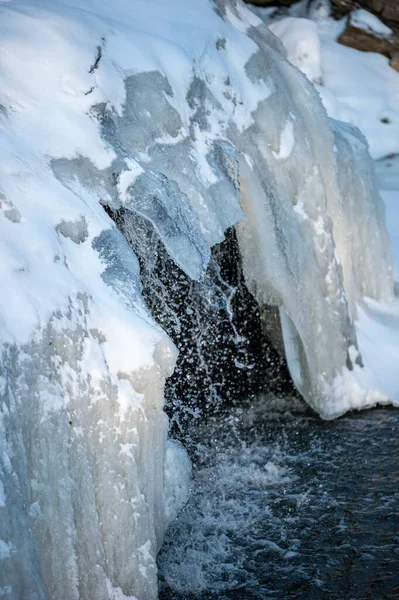 Замерзшая Река Зимой — стоковое фото
