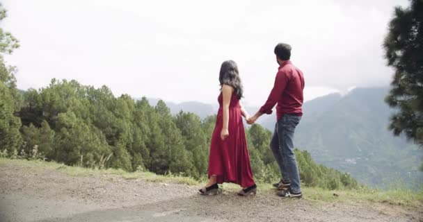 Pareja Joven Amor Pasar Tiempo Juntos Caminando Bosque — Vídeos de Stock