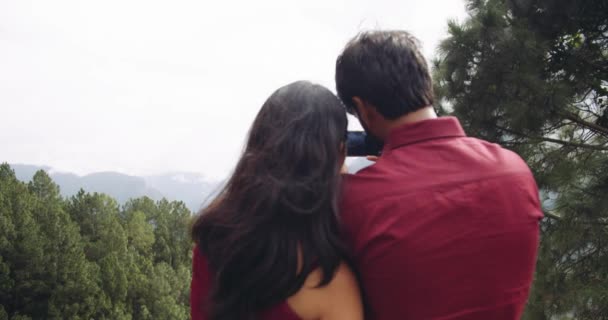 Jong Paar Liefde Besteden Tijd Samen Knuffelen Outdoor — Stockvideo