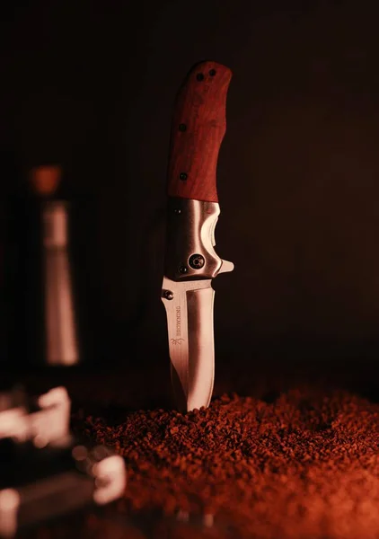 Detailní Záběr Dřevěné Trubky Nožem Černém Pozadí — Stock fotografie