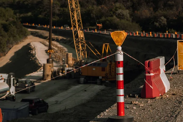 新しい高速道路 ヨーロッパの道路の建設のための杭の設置 積み上げ機 ドリル杭 — ストック写真