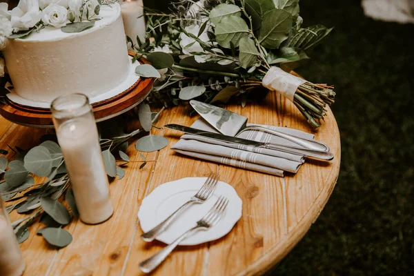 Çiçekli Mumlu Düğün Pastası — Stok fotoğraf