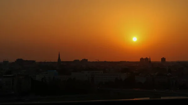 セルビアのノヴィ サドのペトロヴァラディン要塞からドナウ川の夕日の眺め — ストック写真