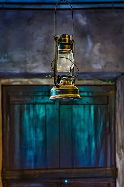 木制底座上的老式灯笼 — 图库照片