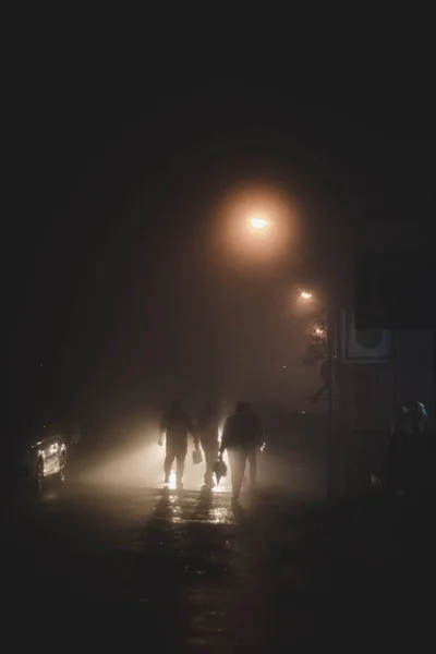 Silhueta Homem Uma Cidade Noturna — Fotografia de Stock